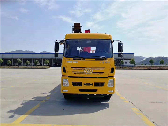 三環后八輪短軸距隨車吊，駕駛室前臉外觀