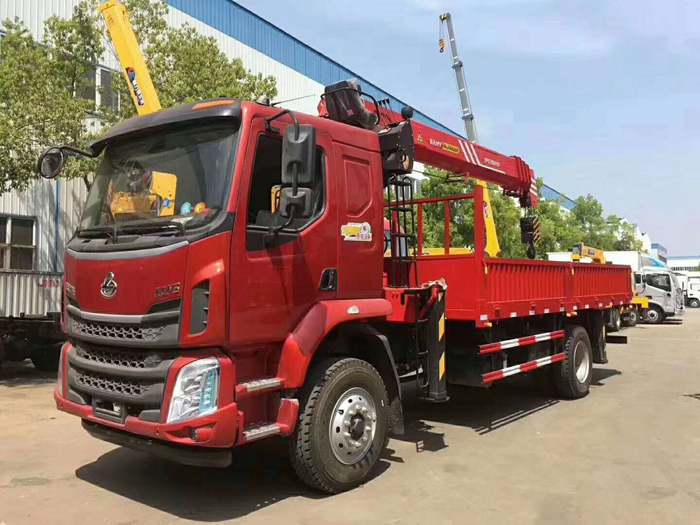 柳汽乘龍隨車吊（5-10噸吊機(jī)）