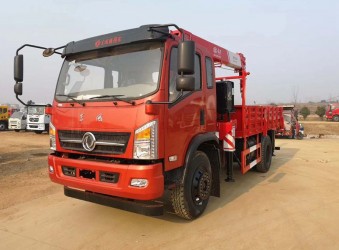 裝6.3噸吊機，廂長5.8米的，最便宜的東風(fēng)隨車吊（自備吊）